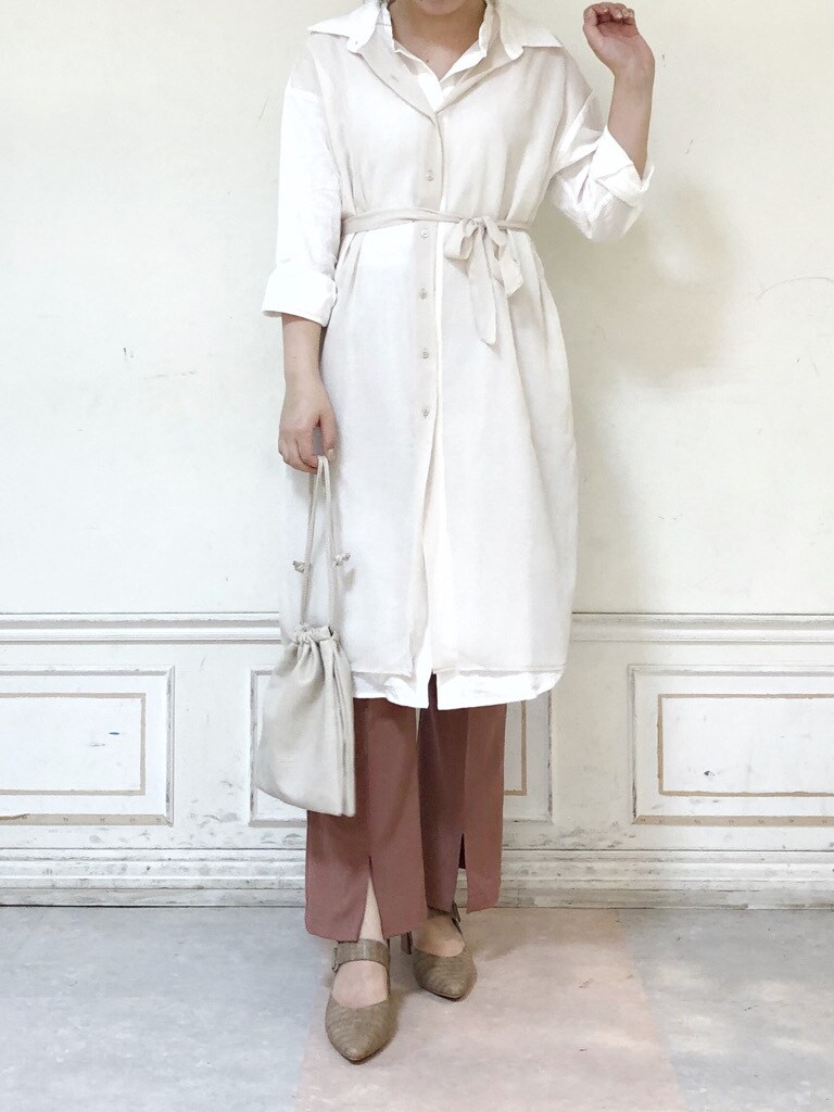 ホワイト系のワンピース、ホワイト系のハンドバッグ、ベージュ系のパンプスを着用したレディースの夏コーディネートの2枚目の写真