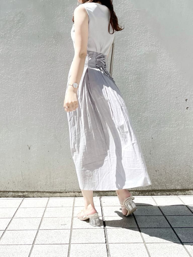 グレー系のハンドバッグ、ホワイト系のシャツ/ブラウス、グレー系のワンピースを着用したレディースの夏コーディネートの6枚目の写真