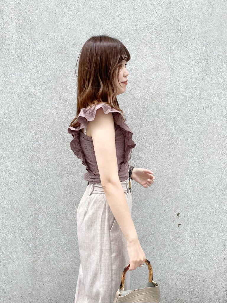 ベージュ系のシャツ/ブラウス、ブラウン系のその他パンツ、その他のサンダルを着用したレディースの春コーディネートの7枚目の写真