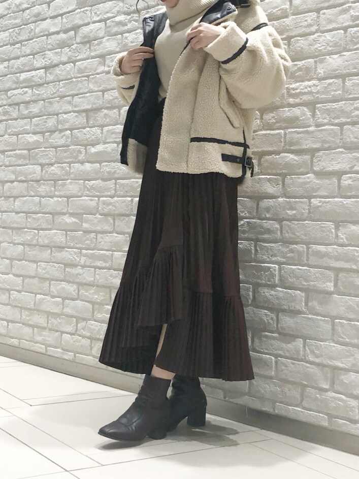 ホワイト系のニット/セーター、ホワイト系のブルゾン、ブラウン系のブーツを着用したレディースの冬コーディネートの3枚目の写真