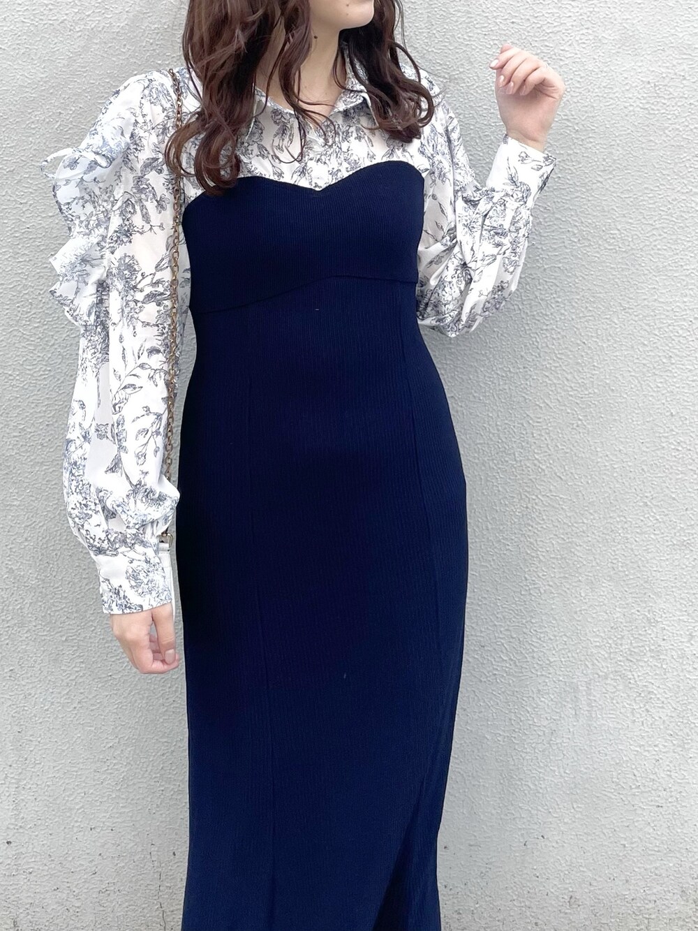 ブルー系のワンピース、ベージュ系のブーツを着用したレディースの冬コーディネートの4枚目の写真