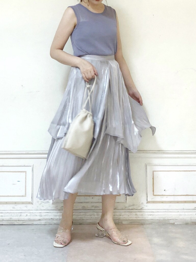 ホワイト系のハンドバッグ、パープル系のニット/セーター、グレー系のスカートを着用したレディースの夏コーディネートの4枚目の写真