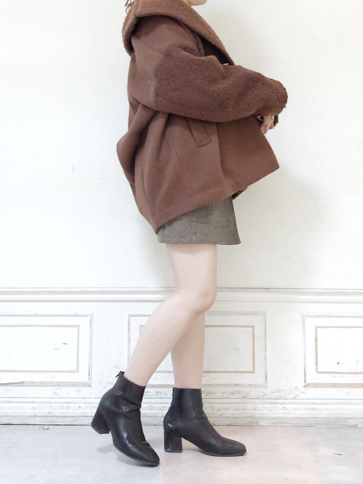 ブラウン系のその他アウター、ブラウン系のスカート、ブラウン系のブーツを着用したレディースの秋コーディネートの3枚目の写真