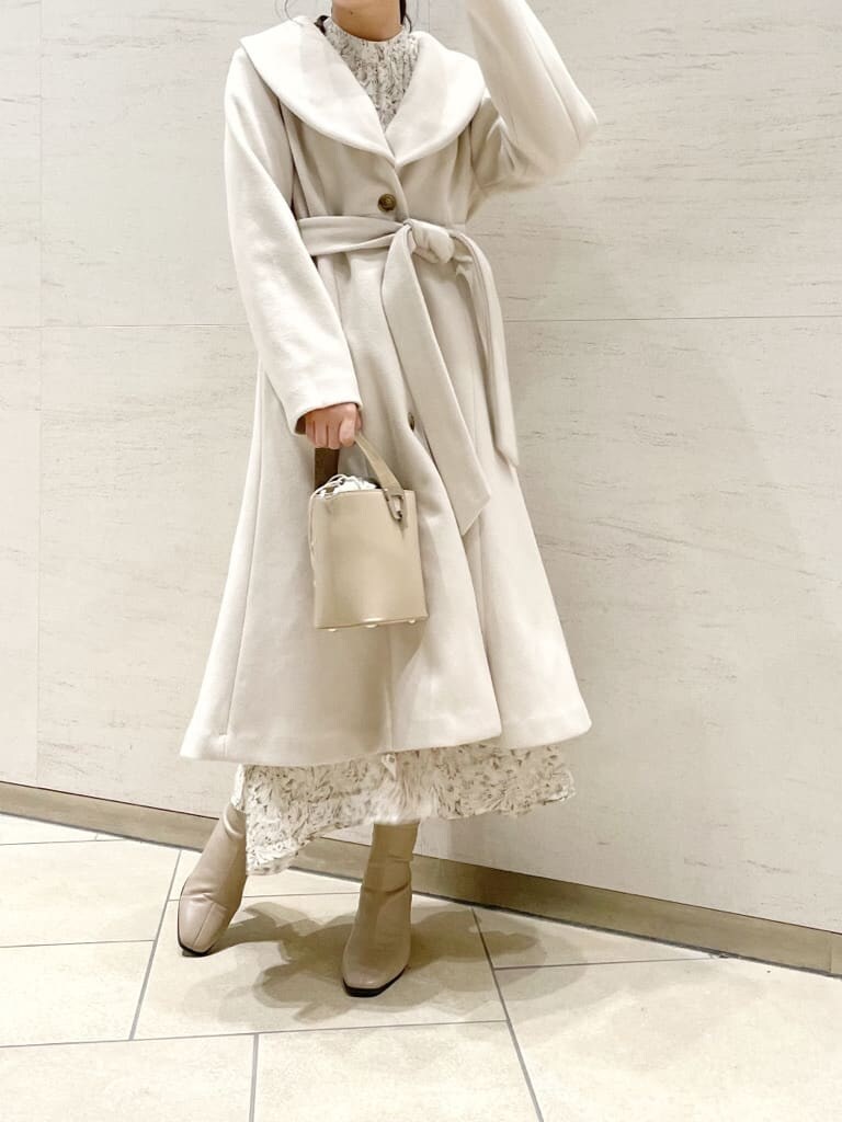 ホワイト系のその他アウター、ホワイト系のワンピース、ベージュ系のブーツを着用したレディースの夏コーディネートの8枚目の写真