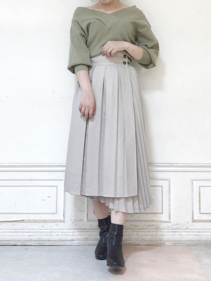 ベージュ系のスカート、ブラウン系のブーツ、グリーン系のニット/セーターを着用したレディースの秋コーディネートの3枚目の写真