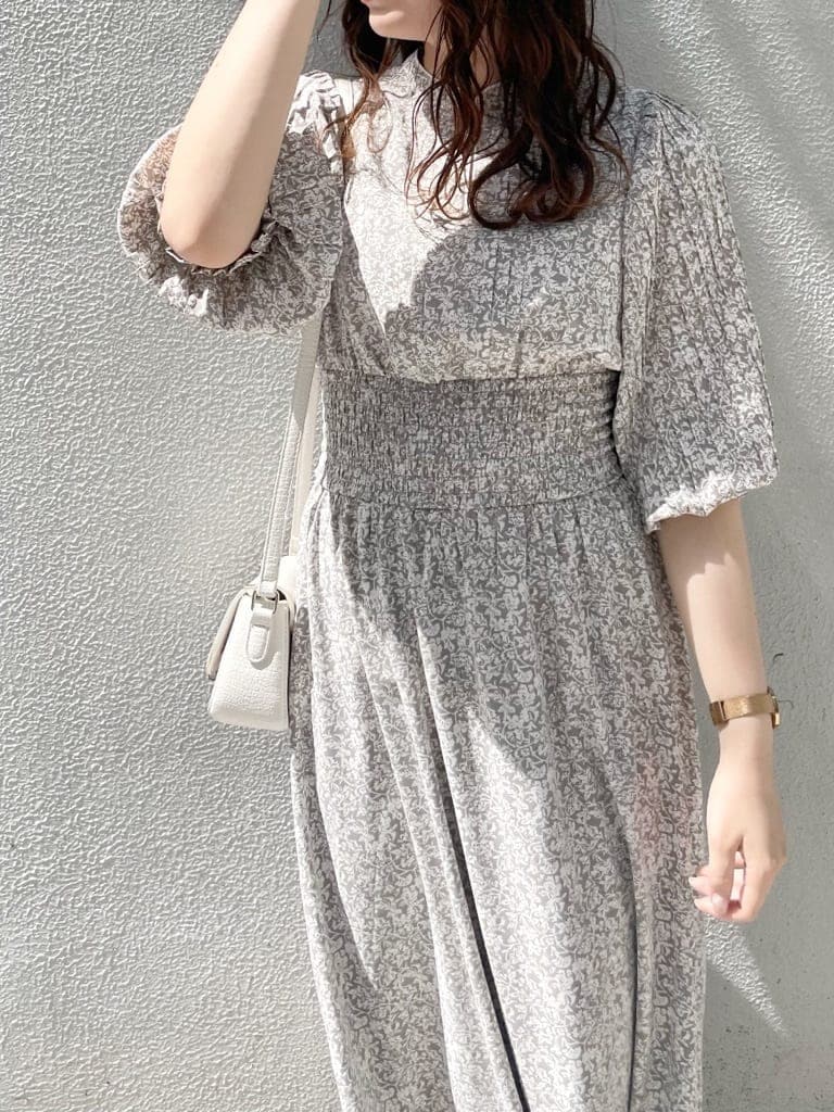 パープル系のサンダル、ホワイト系のショルダーバッグ、グレー系のワンピースを着用したレディースの春コーディネートの4枚目の写真