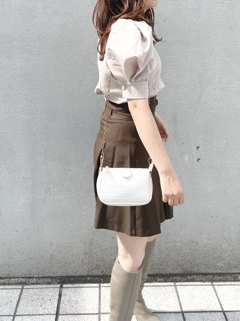 ベージュ系のブーツ、ブラウン系のスカート、ベージュ系のシャツ/ブラウスを着用したレディースの秋コーディネートの4枚目の写真