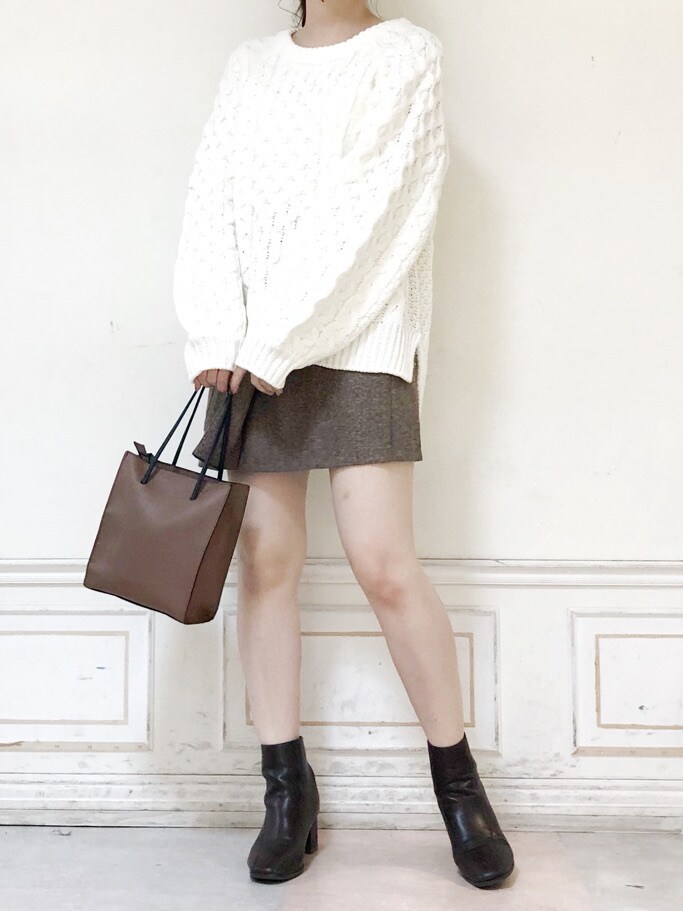 ブラウン系のその他アウター、ブラウン系のスカート、ブラウン系のブーツを着用したレディースの秋コーディネートの6枚目の写真