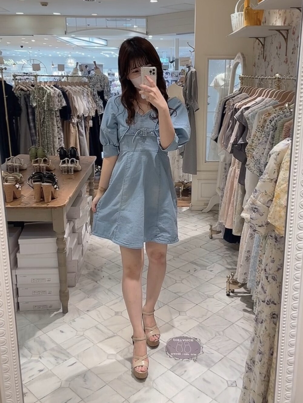 ブルー系のワンピース、ホワイト系のサンダル、ブルー系のカーディガン/ボレロを着用したレディースの春コーディネートの5枚目の写真