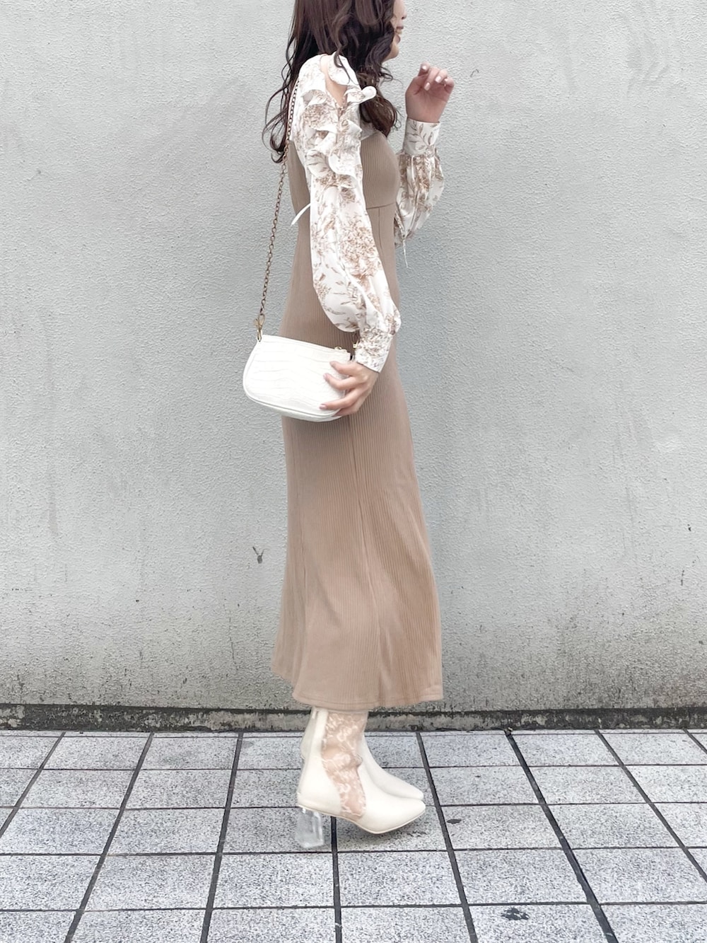 ベージュ系のワンピース、ベージュ系のブーツを着用したレディースの冬コーディネートの2枚目の写真