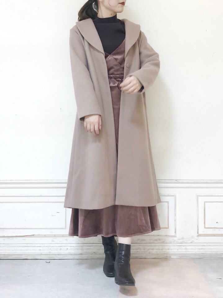 ベージュ系のその他アウター、ブラウン系のブーツ、ピンク系のワンピースを着用したレディースの秋コーディネートの3枚目の写真