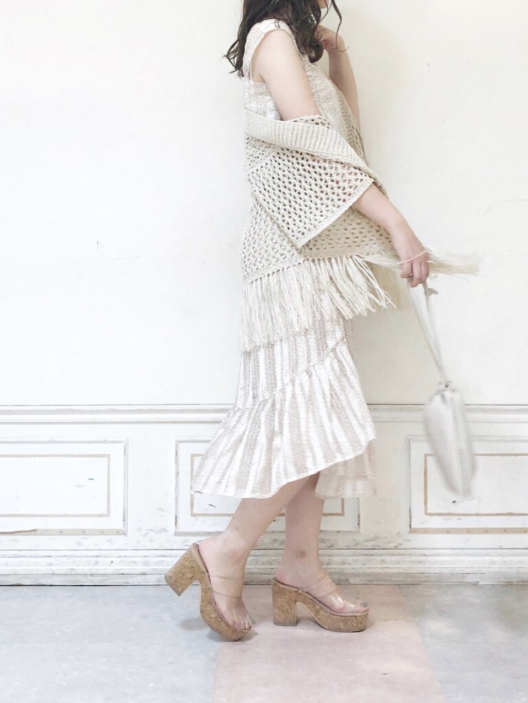 ホワイト系のハンドバッグ、ホワイト系のワンピース、その他のサンダルを着用したレディースの夏コーディネートの2枚目の写真