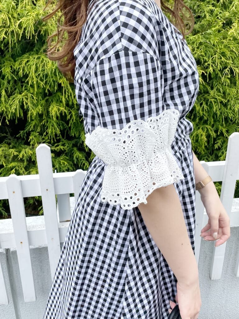 その他のワンピース、ホワイト系のパンプス、ブラック系のハンドバッグを着用したレディースの春コーディネートの6枚目の写真