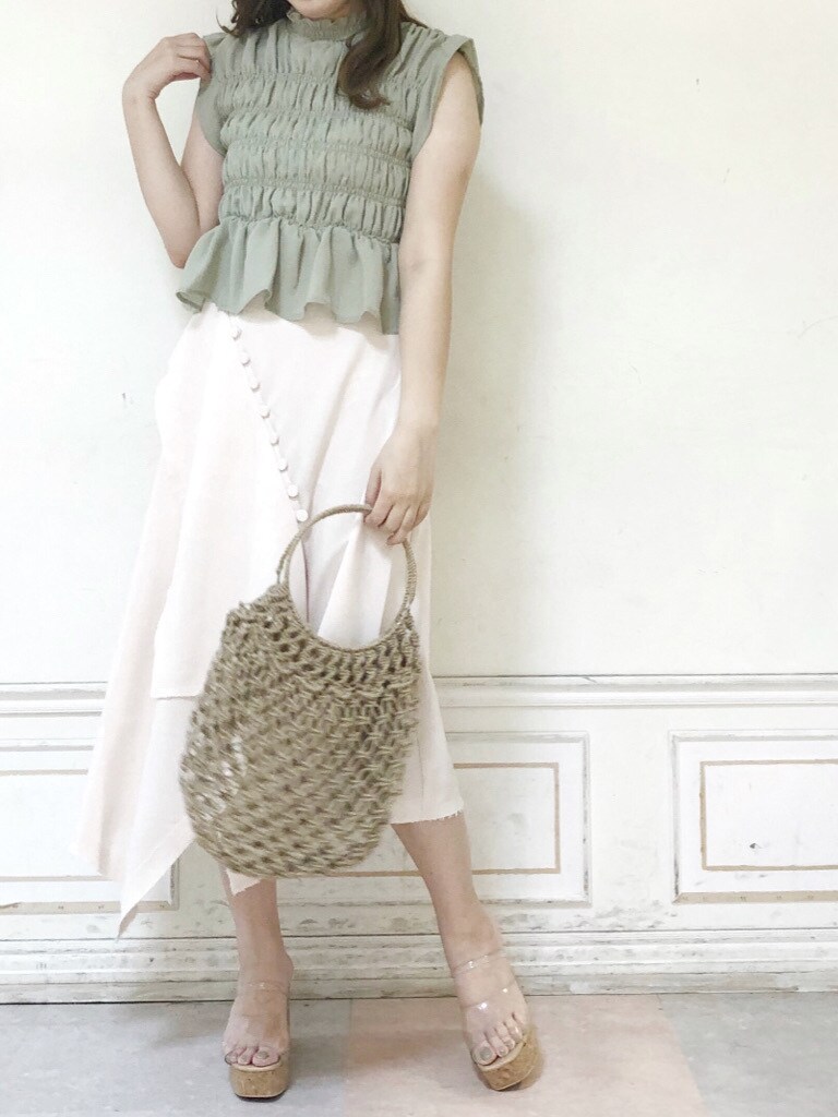 ベージュ系のハンドバッグ、グリーン系のシャツ/ブラウス、ホワイト系のスカートを着用したレディースの夏コーディネートの2枚目の写真