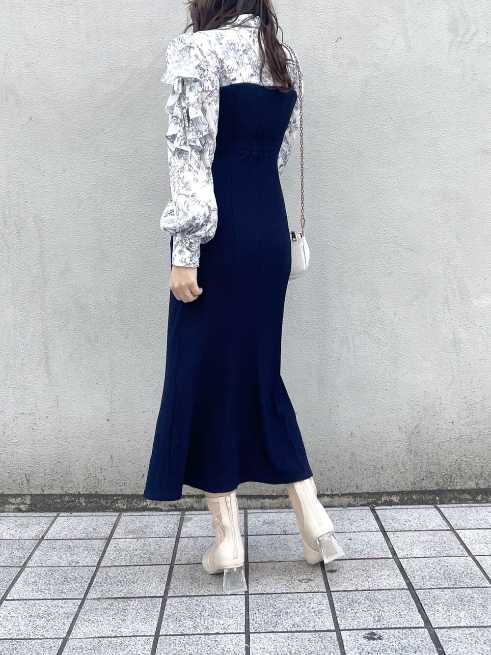 ブルー系のワンピース、ベージュ系のブーツを着用したレディースの冬コーディネートの2枚目の写真