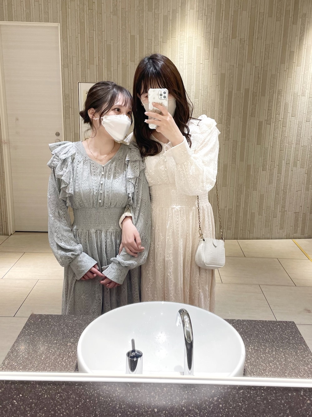 グリーン系のワンピース、ホワイト系のその他アウター、ホワイト系のワンピースを着用したレディースの冬コーディネートの3枚目の写真