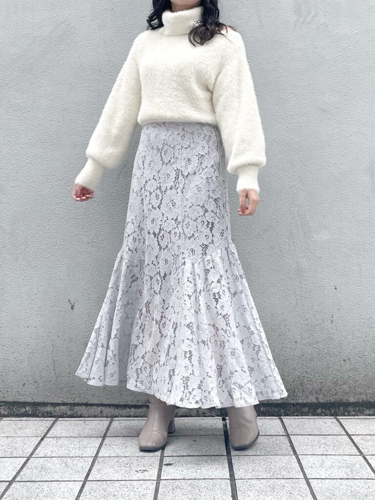 グレー系のスカート、グレー系のスカート、ベージュ系のブーツを着用したレディースの秋コーディネートの2枚目の写真