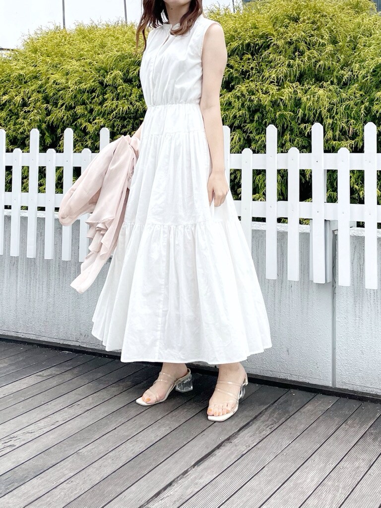 ピンク系のシャツ/ブラウス、ホワイト系のショルダーバッグ、ホワイト系のワンピースを着用したレディースの春コーディネートの7枚目の写真