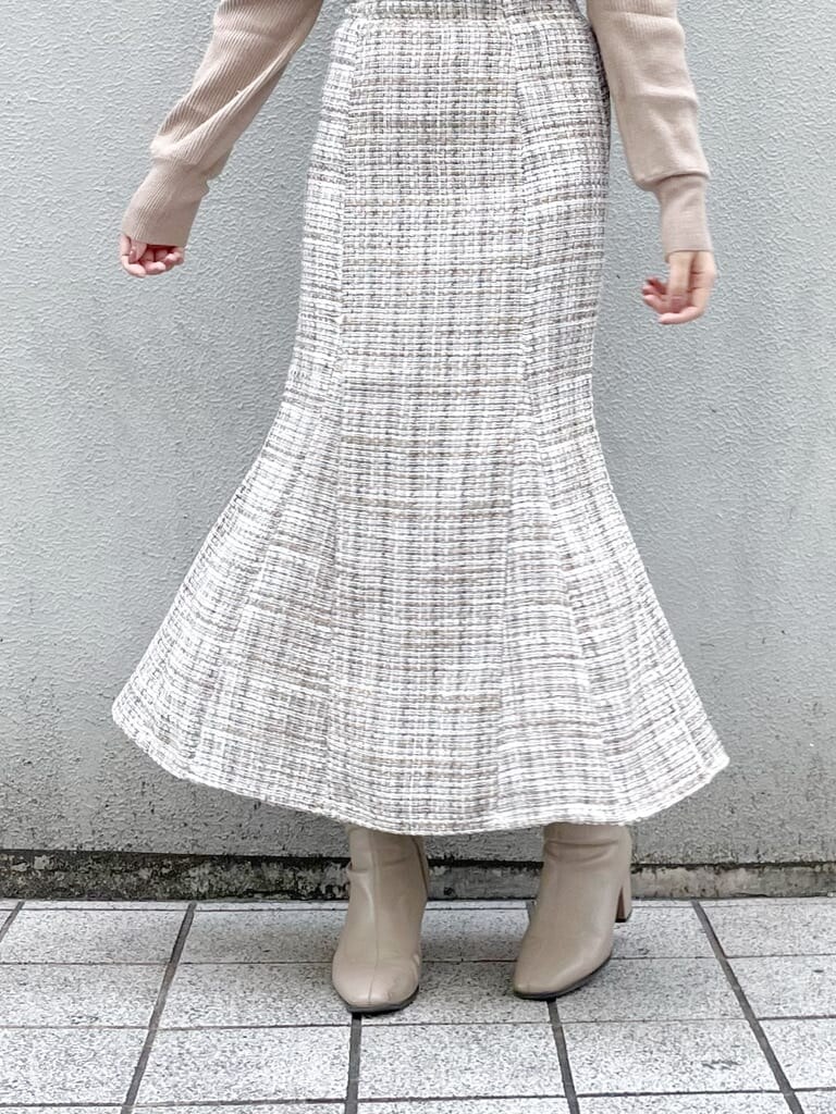 ホワイト系のブルゾン、ベージュ系のブーツ、ベージュ系のニット/セーターを着用したレディースの冬コーディネートの8枚目の写真