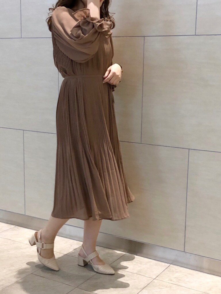 ベージュ系のテーラードジャケット、ベージュ系のワンピース、ホワイト系のパンプスを着用したレディースの春コーディネートの3枚目の写真