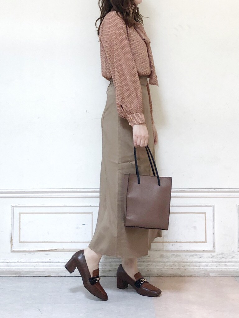 ブラウン系のスカート、ブラウン系のローファー、その他のシャツ/ブラウスを着用したレディースの秋コーディネートの2枚目の写真