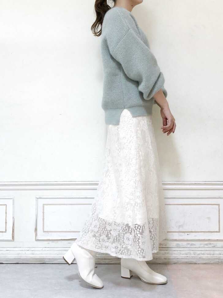ホワイト系のブーツ、グレー系のニット/セーター、ホワイト系のスカートを着用したレディースの秋コーディネートの3枚目の写真