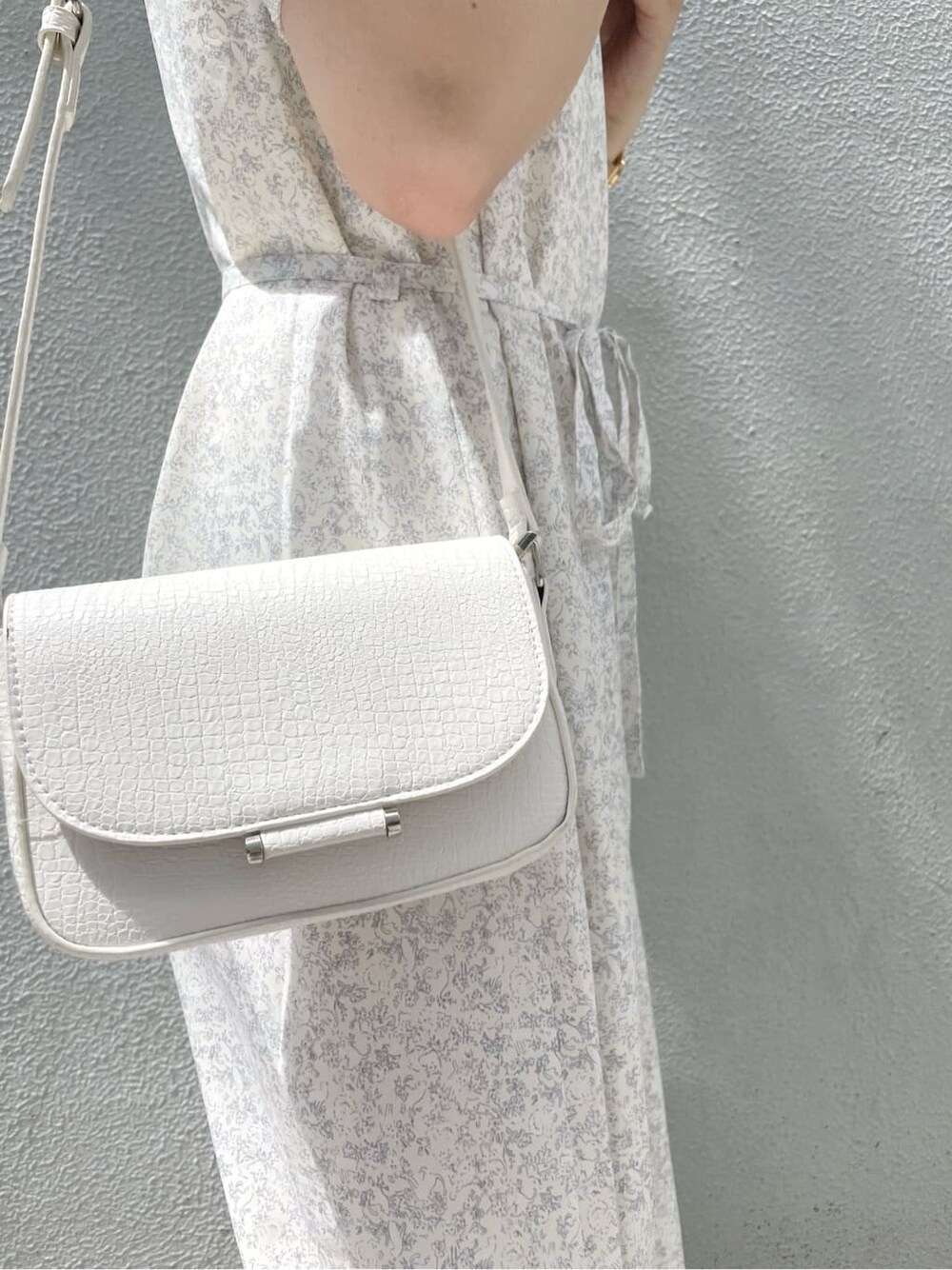 その他のサンダル、ホワイト系のショルダーバッグ、ホワイト系のワンピースを着用したレディースの春コーディネートの9枚目の写真