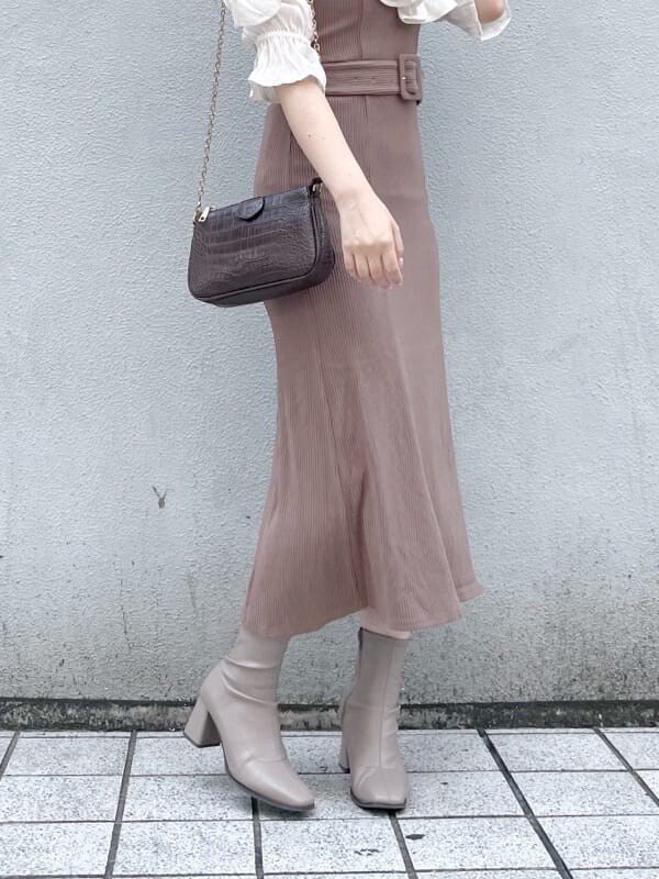 ブラウン系のワンピース、ベージュ系のブーツを着用したレディースの秋コーディネートの2枚目の写真