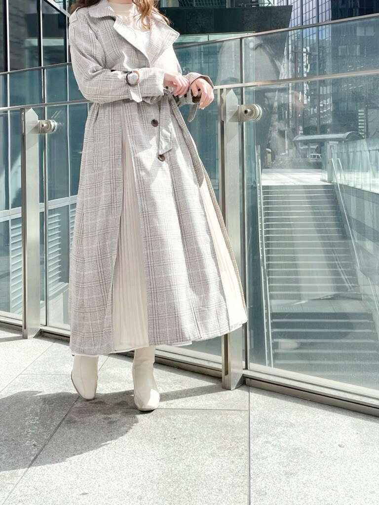 ホワイト系のワンピース、ホワイト系のブーツ、その他のトレンチコートを着用したレディースの冬コーディネートの4枚目の写真