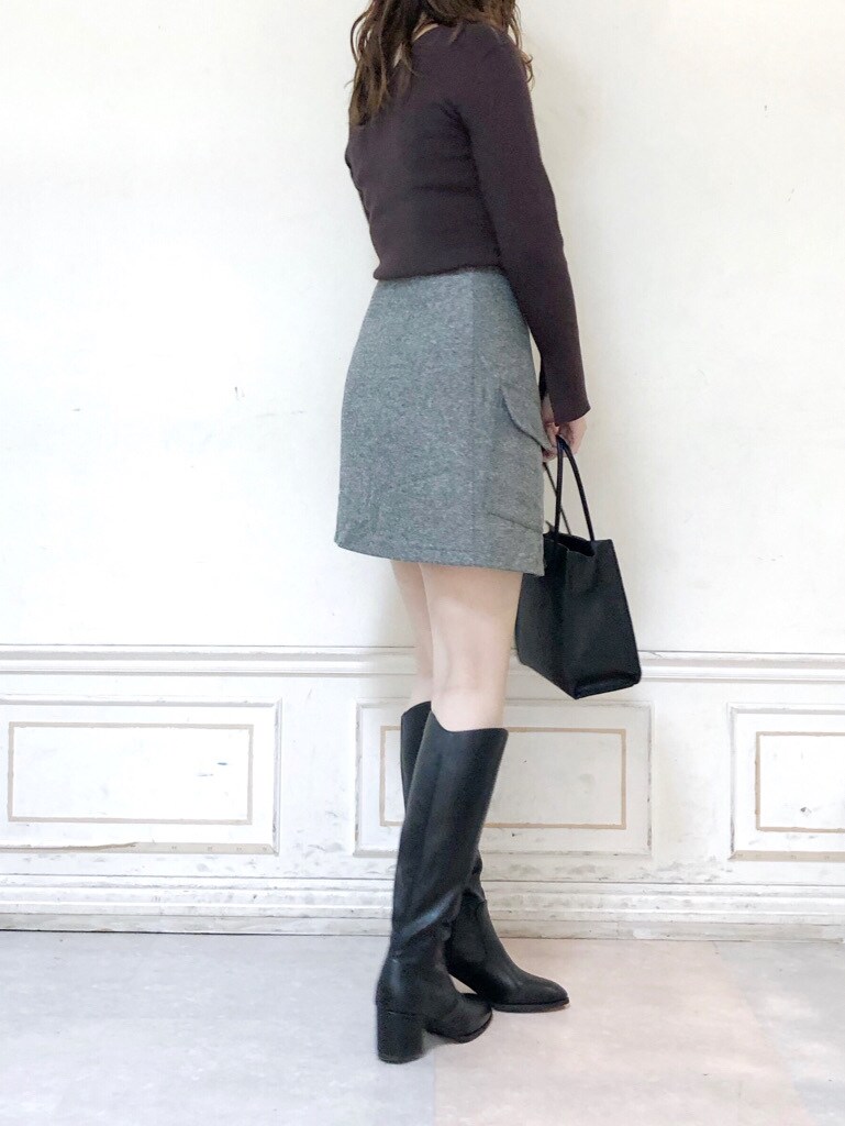 ブラウン系のニット/セーター、ブラック系のブーツ、ブラック系のハンドバッグを着用したレディースの秋コーディネートの3枚目の写真