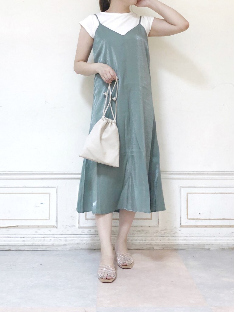 ホワイト系のハンドバッグ、グリーン系のワンピース、その他のその他シューズを着用したレディースの夏コーディネートの2枚目の写真