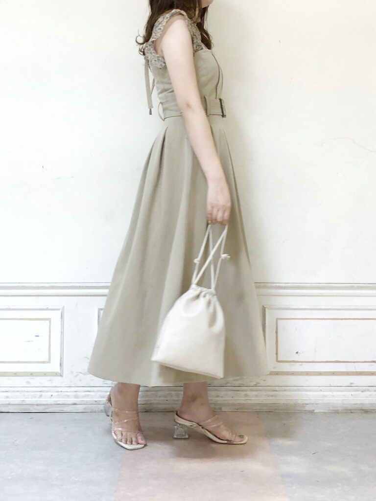 ベージュ系のワンピース、その他のサンダル、その他のシャツ/ブラウスを着用したレディースの夏コーディネートの3枚目の写真