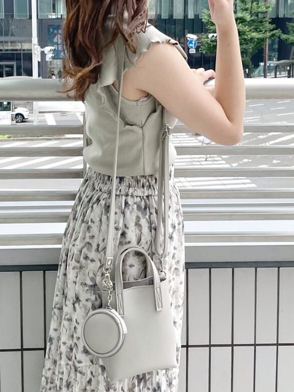 グレー系のハンドバッグ、その他のサンダル、グリーン系のTシャツ/カットソーを着用したレディースの夏コーディネートの5枚目の写真