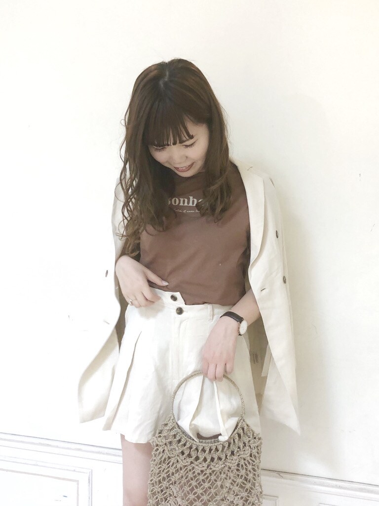 ホワイト系のその他パンツ、ホワイト系のテーラードジャケット、ベージュ系のハンドバッグを着用したレディースの春コーディネートの2枚目の写真