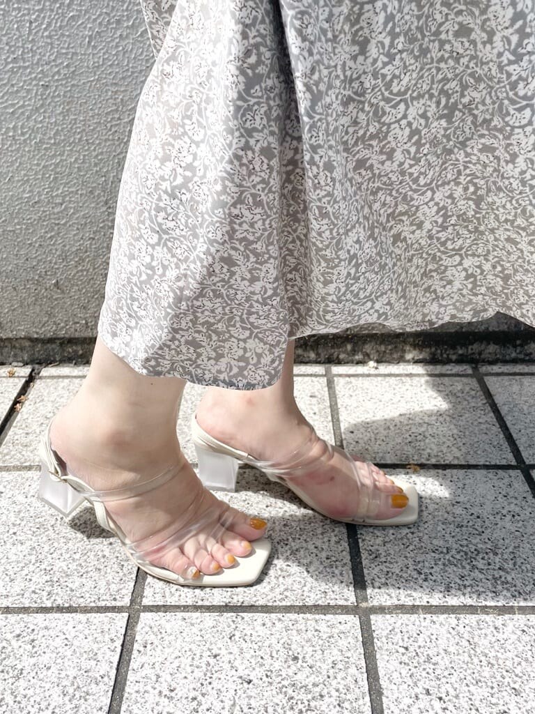 パープル系のサンダル、ホワイト系のショルダーバッグ、グレー系のワンピースを着用したレディースの春コーディネートの9枚目の写真