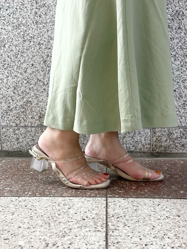 ホワイト系のシャツ/ブラウス、パープル系のサンダル、ホワイト系のハンドバッグを着用したレディースの夏コーディネートの8枚目の写真