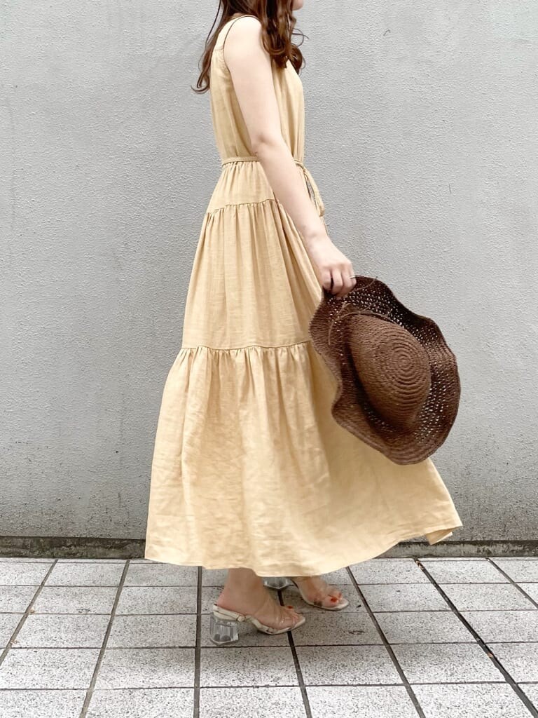 イエロー系のワンピース、ホワイト系のシャツ/ブラウス、その他のサンダルを着用したレディースの夏コーディネートの6枚目の写真