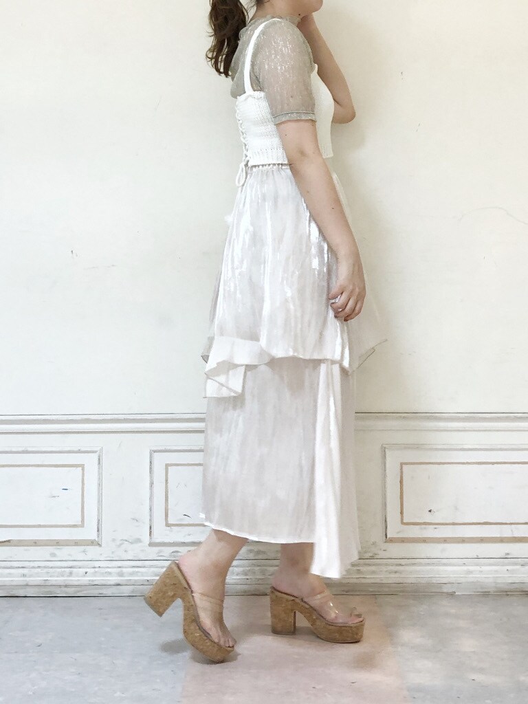 ホワイト系のスカート、シルバー系のTシャツ/カットソー、ホワイト系のニット/セーターを着用したレディースの夏コーディネートの4枚目の写真