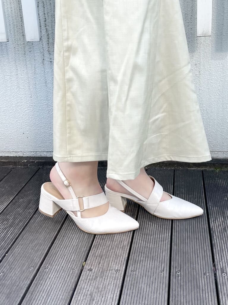 ホワイト系のシャツ/ブラウス、グリーン系のスカート、ホワイト系のパンプスを着用したレディースの春コーディネートの6枚目の写真