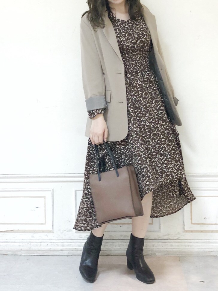 ブラウン系のブーツ、ブラウン系のワンピース、ブラウン系のハンドバッグを着用したレディースの秋コーディネートの3枚目の写真