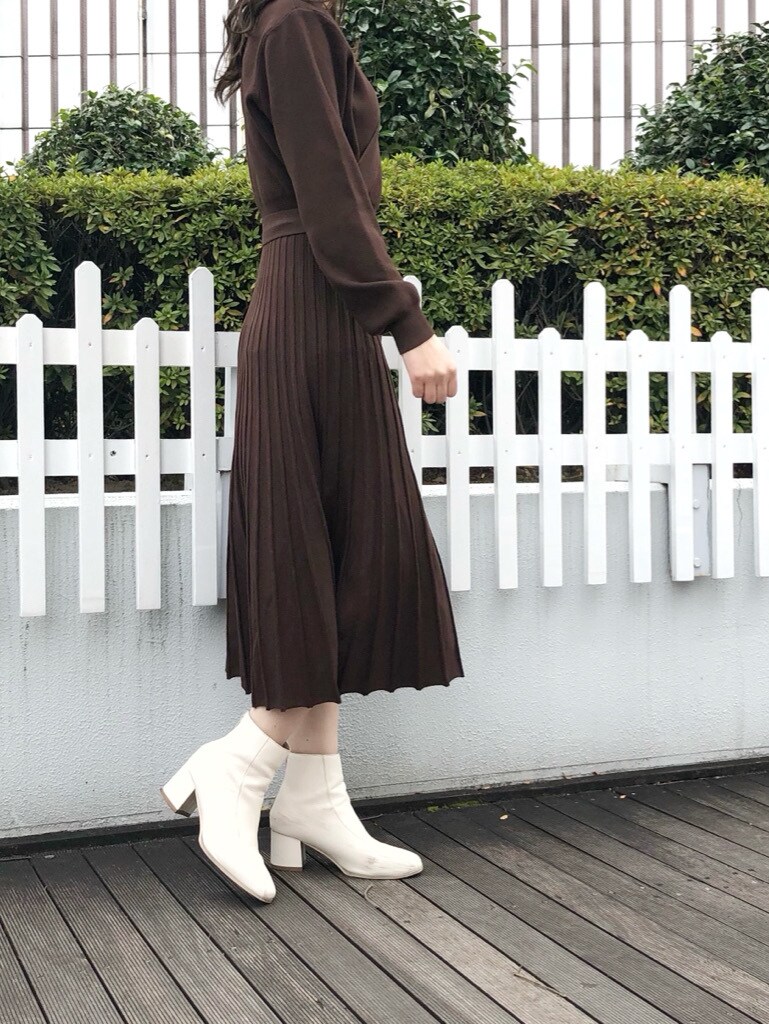 ホワイト系のブーツ、ブラウン系のワンピースを着用したレディースの冬コーディネートの2枚目の写真