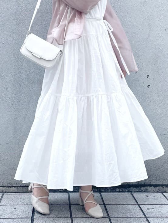 ホワイト系のワンピース、ピンク系のシャツ/ブラウス、ホワイト系のパンプスを着用したレディースの春コーディネートの5枚目の写真