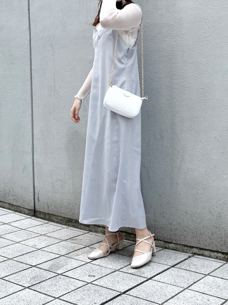 ブルー系のワンピース、ホワイト系のショルダーバッグ、ホワイト系のパンプスを着用したレディースの春コーディネートの2枚目の写真