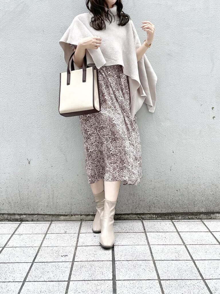 ブラウン系のワンピース、ベージュ系のニット/セーター、ベージュ系のブーツを着用したレディースの秋コーディネートの3枚目の写真