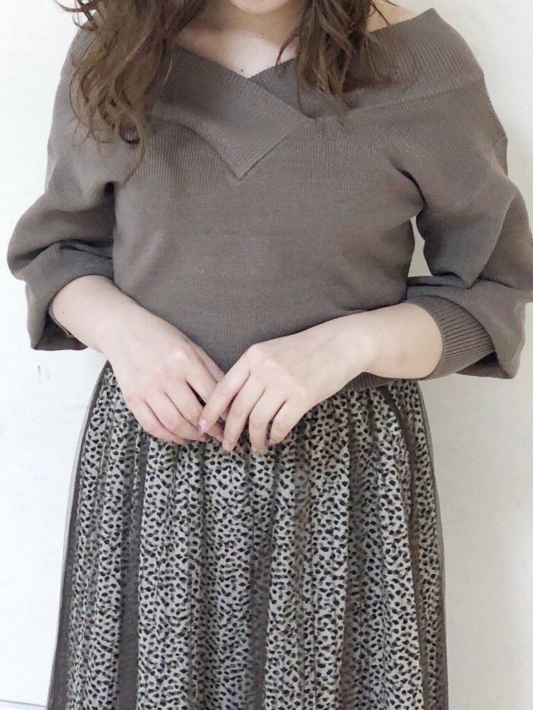 ブラウン系のスカート、ブラウン系のブーツ、ブラウン系のニット/セーターを着用したレディースの秋コーディネートの3枚目の写真