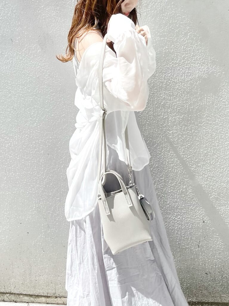 グレー系のハンドバッグ、ホワイト系のシャツ/ブラウス、グレー系のワンピースを着用したレディースの夏コーディネートの3枚目の写真