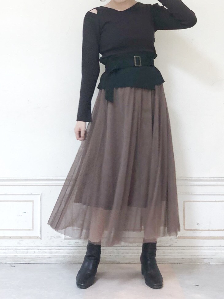 ブラウン系のスカート、ブラウン系のブーツ、ブラウン系のニット/セーターを着用したレディースの秋コーディネートの3枚目の写真