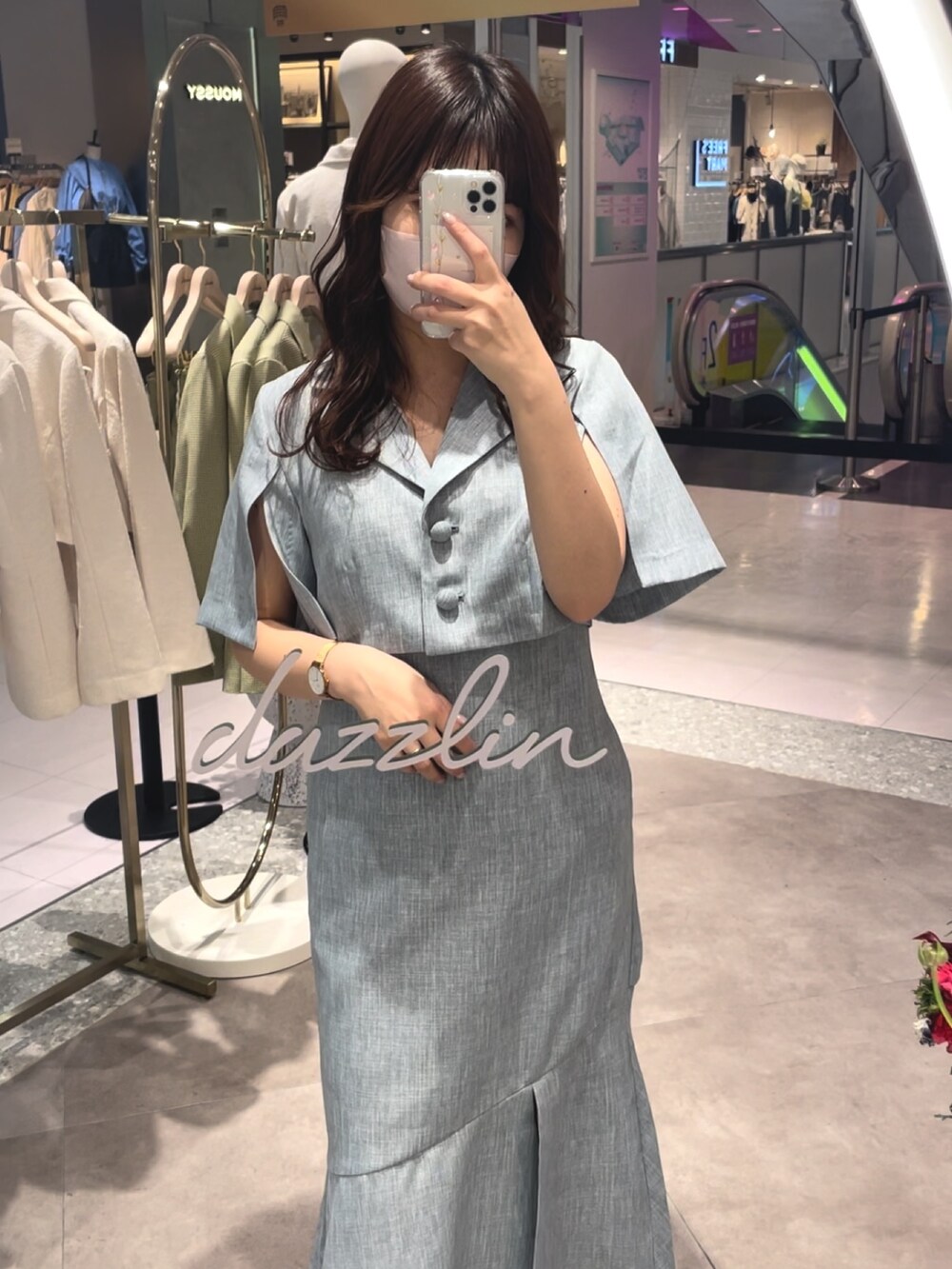 ブルー系のワンピース、ホワイト系のパンプスを着用したレディースの春コーディネートの2枚目の写真