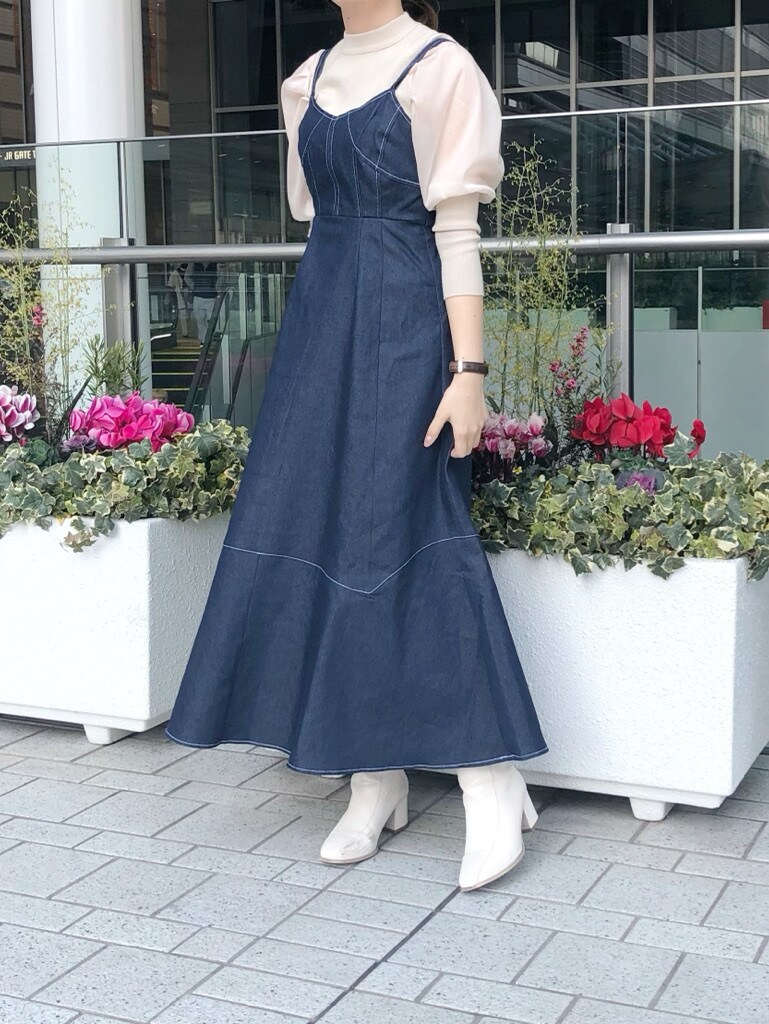 ホワイト系のブーツ、ホワイト系のニット/セーター、ブルー系のワンピースを着用したレディースの冬コーディネートの3枚目の写真