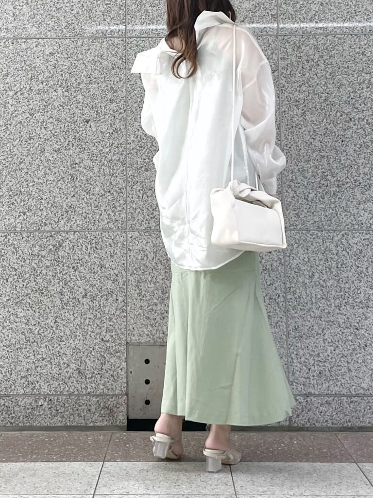 ホワイト系のシャツ/ブラウス、パープル系のサンダル、ホワイト系のハンドバッグを着用したレディースの夏コーディネートの2枚目の写真